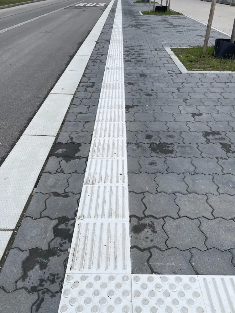 Detailansicht von Leitstreifen neben eines Bus Halteplatzes