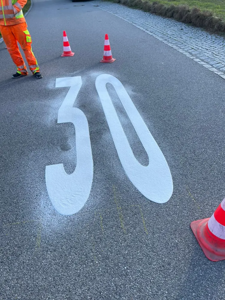 Detailansicht Fertigmarkierung auf Straße