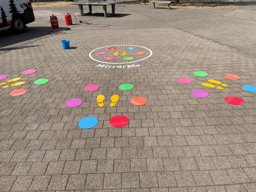 Ferigmarkierung Hüpfspiel auf Pflastersteinen