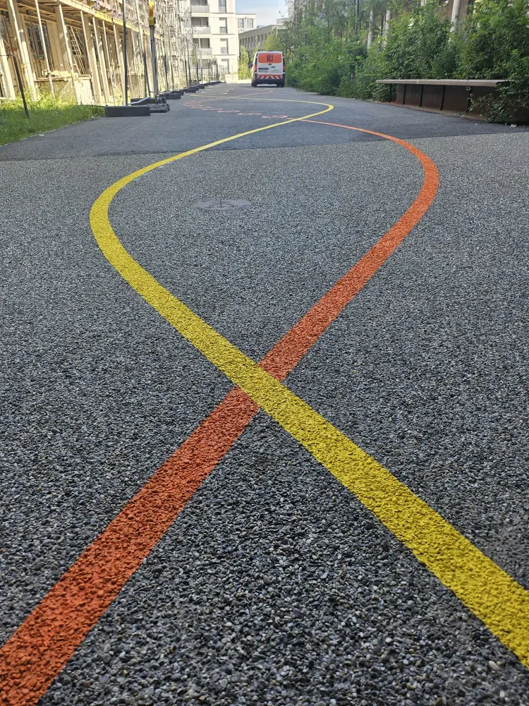 Detailansicht von High Solid Farbe auf einem geteertem Hinterhof