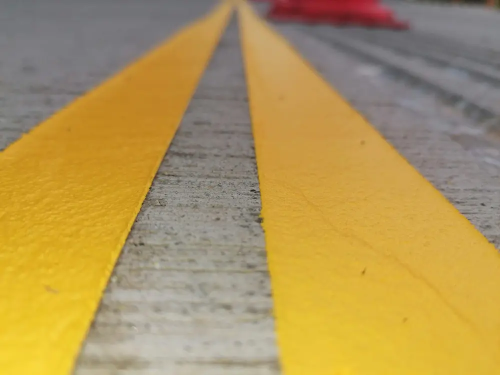 Detailansicht von Kaltplastik auf Beton