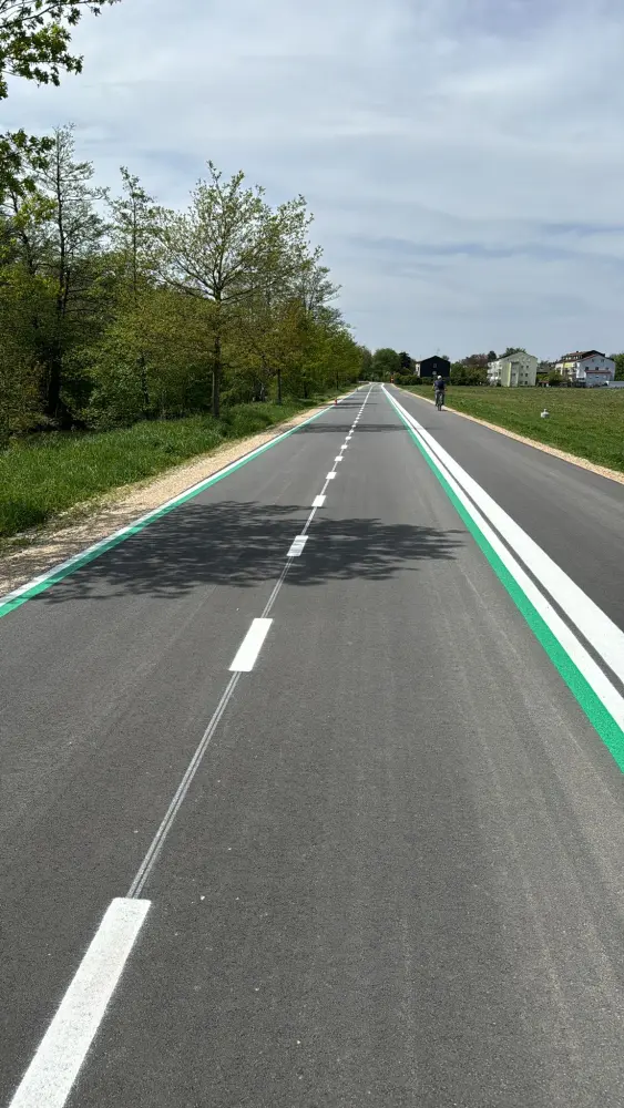 Radschnellweg auf einer Landstraße