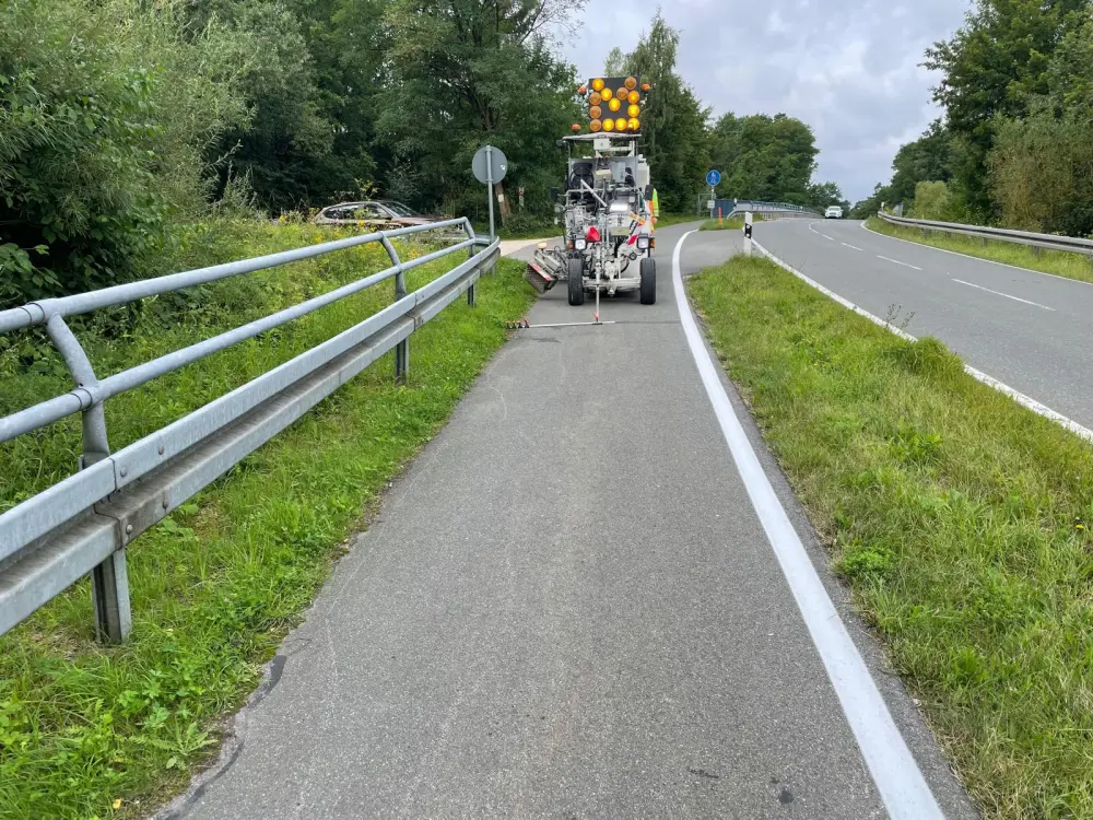 Markierungsmaschine im Einsatz auf einer Rad- und Gehweg