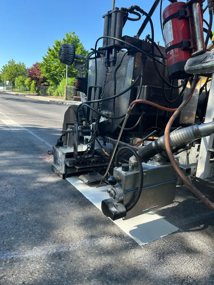 Maschine macht Thermomarkierung auf einer Straße
